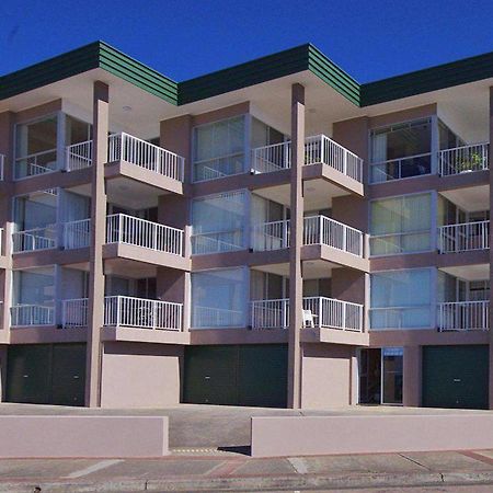 Dolphin Court 6 Apartment Entrance Exterior photo